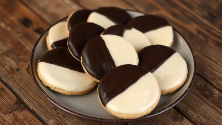 delicious black and white cookies